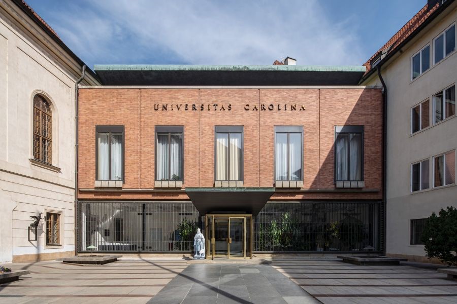 Podlaha Univerzity Karlovy z keramických dlaždic odolá pohybu i tisícovek studentů denně
